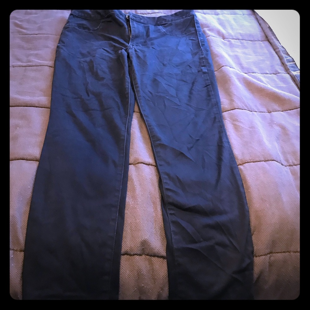 Super cute black AE jeggings!